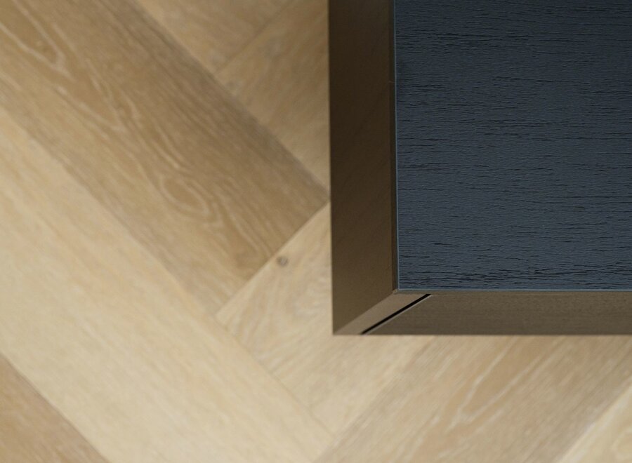 Zwevend tv meubel met open vak in zwart eiken