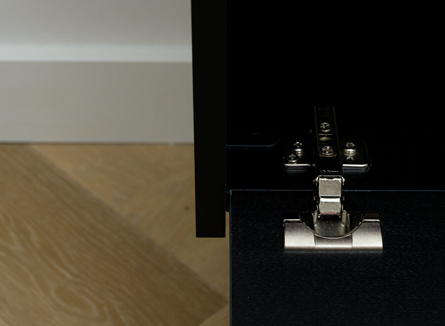 Zwevend tv meubel met 2 kleppen en greeplijst in zwart eiken