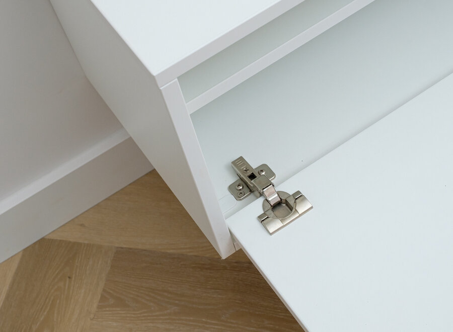 Zwevend tv meubel in wit met open vak en 2 kleppen