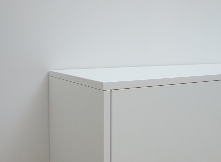 Zwevend tv meubel in wit met open vak en 2 kleppen