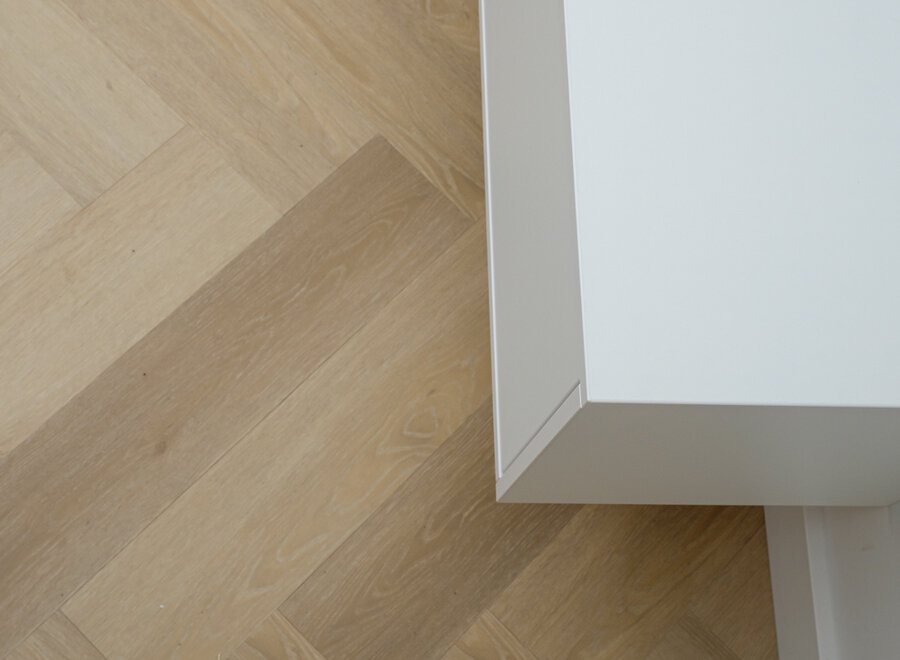 Zwevend tv meubel in wit met open vak en 2 kleppen