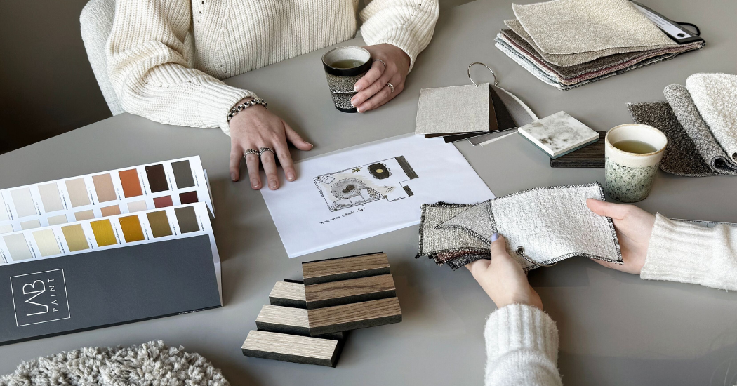 Interieuradvies aan tafel met plattegrond en stoffenstalen