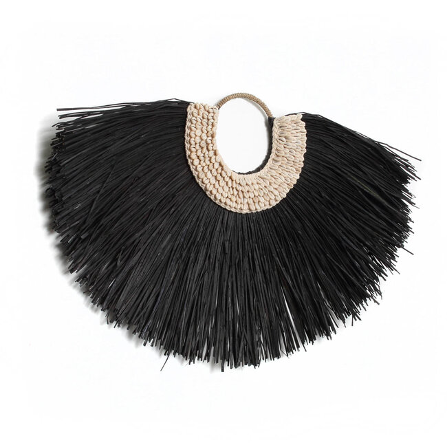 De Alang Cowrie op Stand Decoratie - 80x10x65cm - Zwart/Wit - Gras/ Schelpen