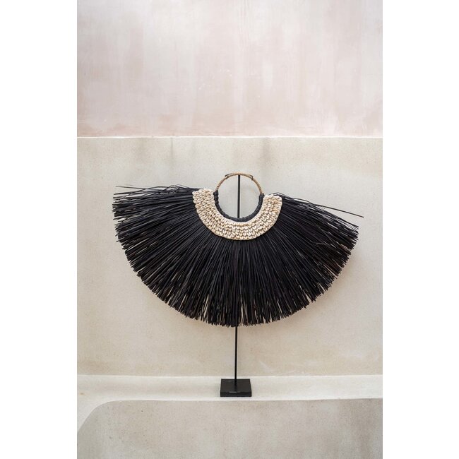 De Alang Cowrie op Stand Decoratie - 80x10x65cm - Zwart/Wit - Gras/ Schelpen