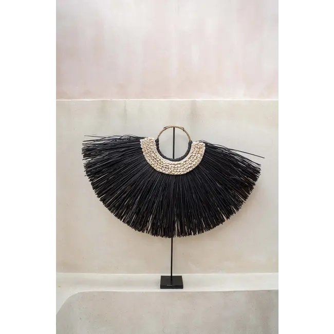 De Alang Cowrie op Stand Decoratie - 80x10x65cm - Zwart/Wit - Gras/ Schelpen