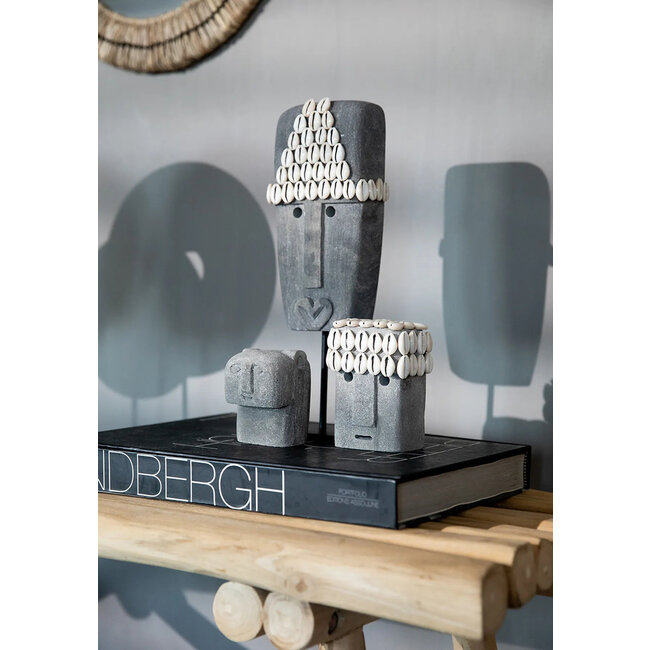 Sumba Stone Beeld op Standaard - 10x5x32cm - Grijs - Zandsteen/Schelpen