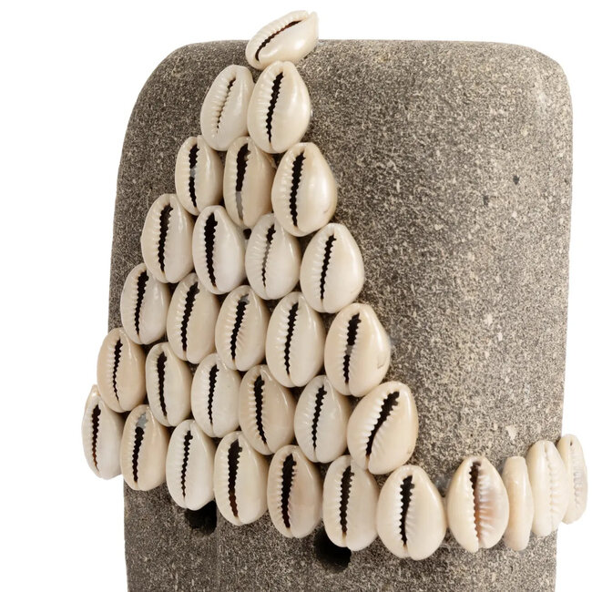Sumba Stone Beeld op Standaard - 10x5x32cm - Grijs - Zandsteen/Schelpen