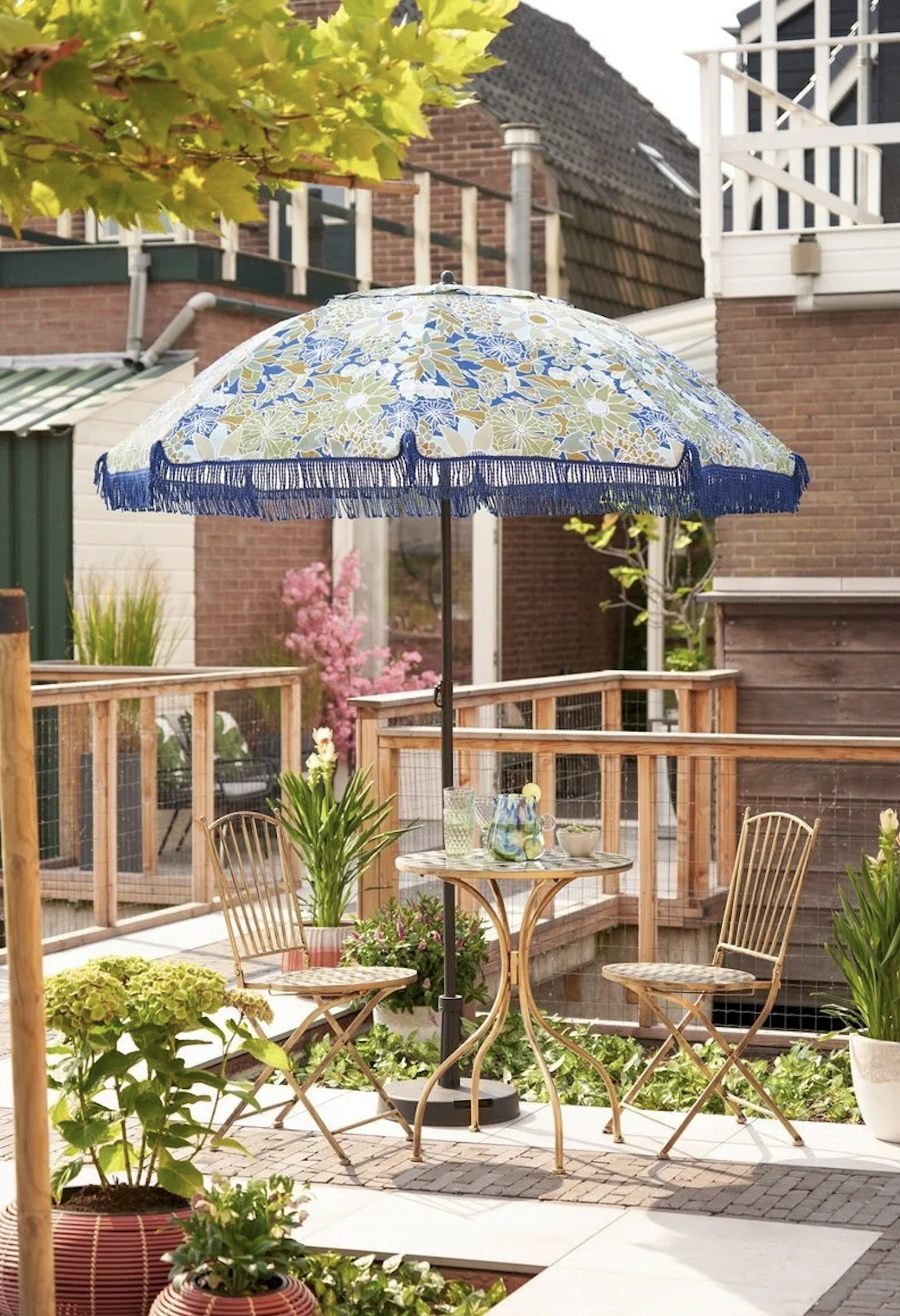 Parasol en bijzettafel in een tuinsetting