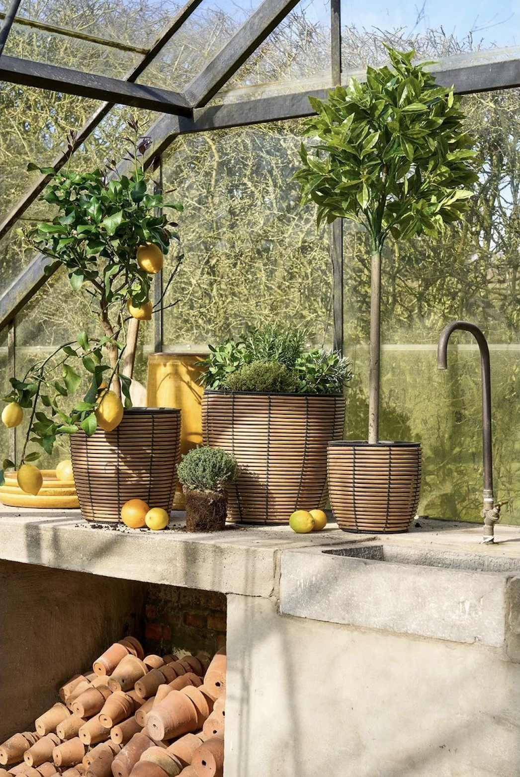 bloempotten rotanlook buiten