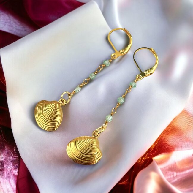 Schelpoorbellen met Apatiet - Goudkleurig - Zomerse Oorbellen