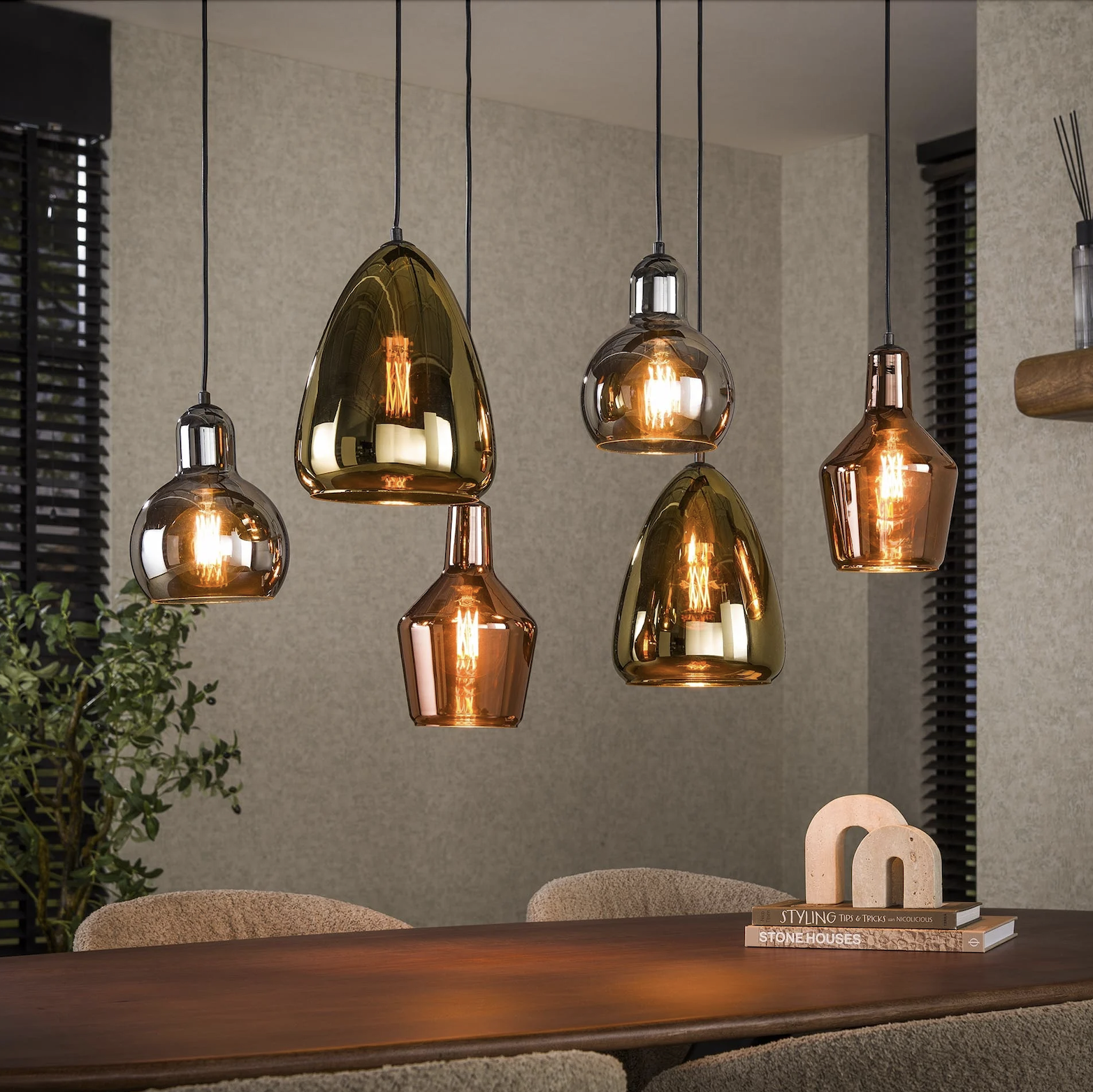  Sfeervolle hanglampen boven eettafel met warm licht PuurSpirits verlichting