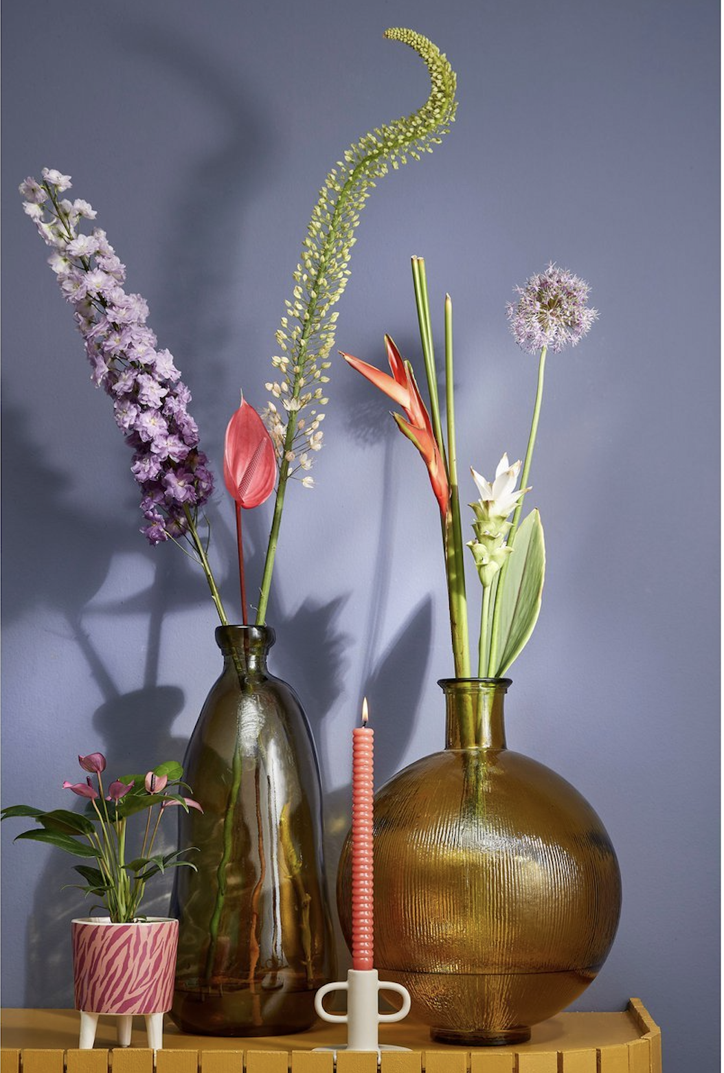 Glazen vazen met bloemen (amber & olijfgroen)