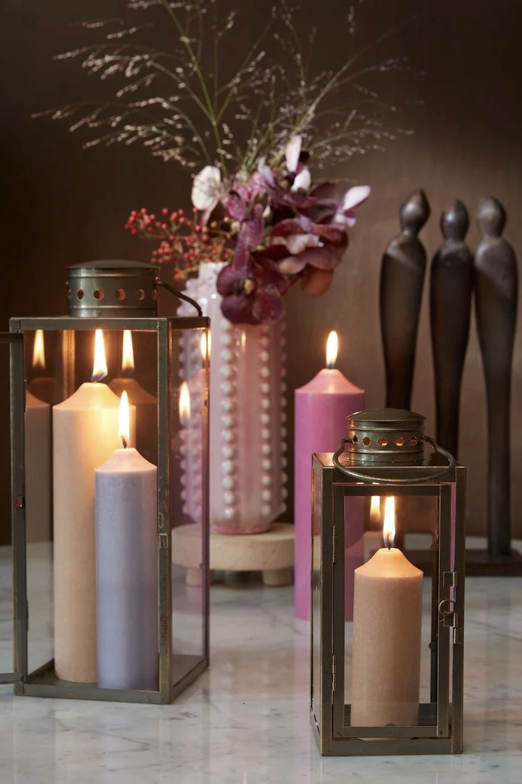 Messing lantaarns met brandende kaarsen