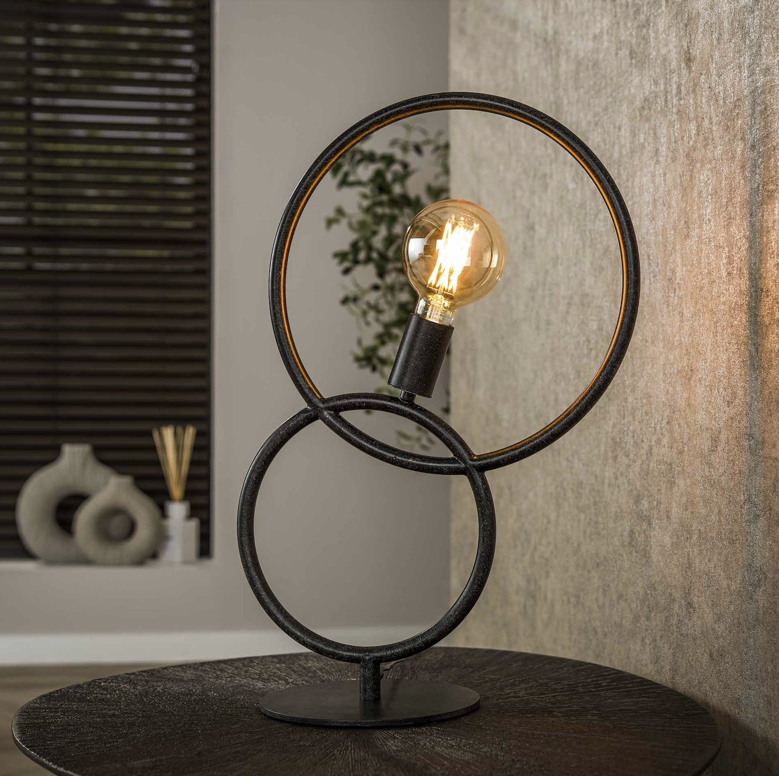 Moderne tafellamp van zwart metaal met warme gloed – rust en elegantie voor elke hoek van het huis.