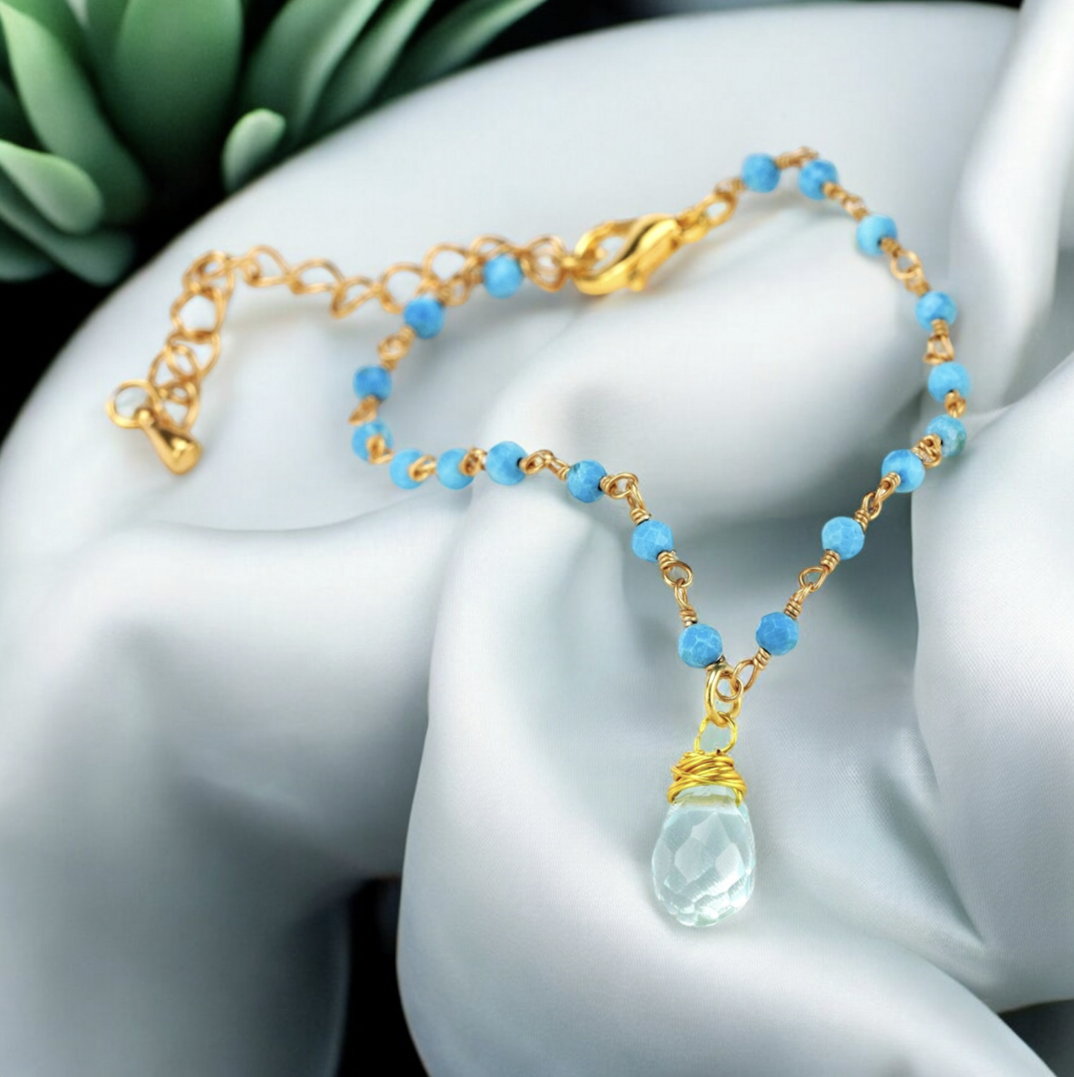 Vergulde armband met blauwe edelstenen, elegant cadeau met betekenis van PuurSpirits.