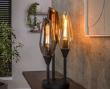 De zachte gloed van een glazen tafellamp