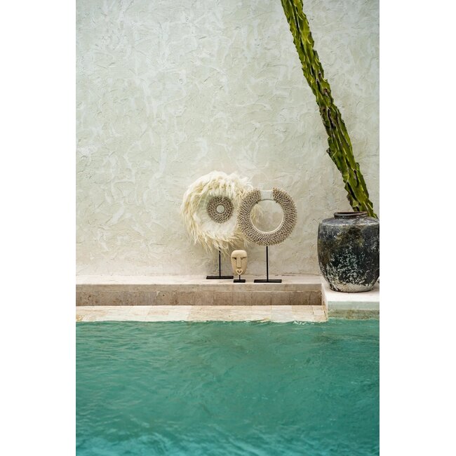 Sumba Stone Beeld op Standaard - Zandsteen - Naturel