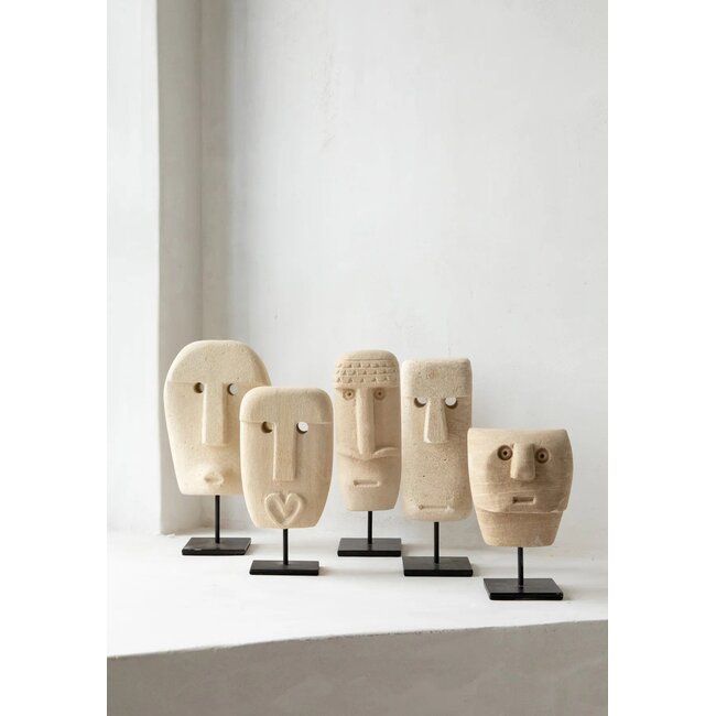 Sumba Stone Beeld op Standaard - Zandsteen - Naturel