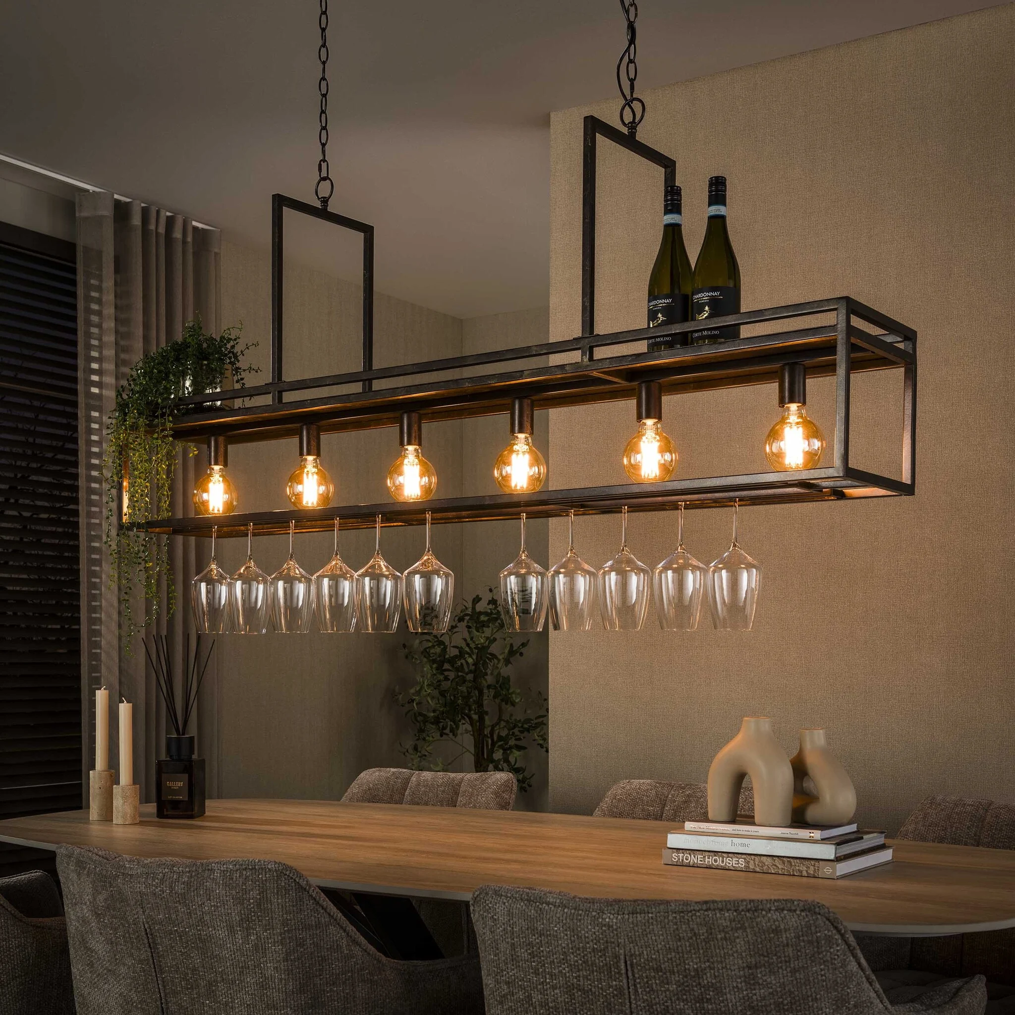 Hanglamp boven de eettafel met warme uitstraling