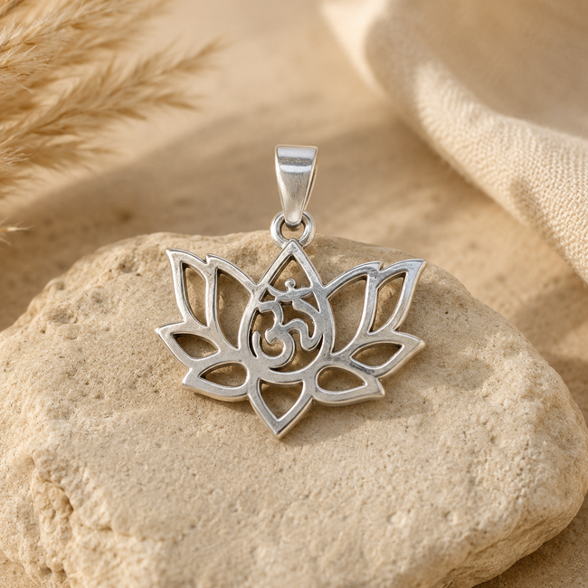 Hanger Lotus met Ohm Symbool Zilverkleurig