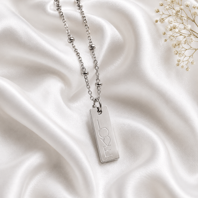 Ketting Zilverkleurig met Love Gravure Bedel