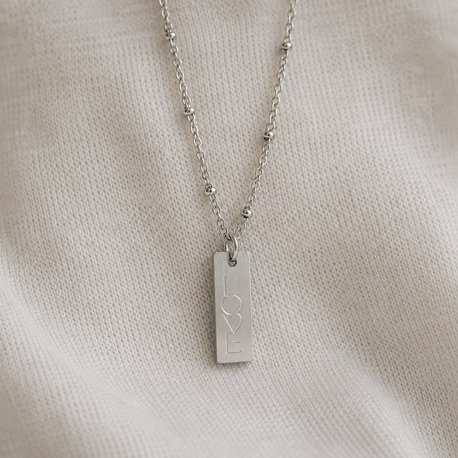 Ketting Zilverkleurig met Love Gravure Bedel