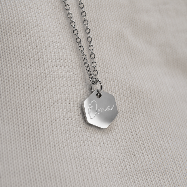 Ketting Zilverkleurig met Oma Gravure Bedel