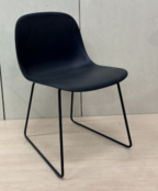 Kunststof Sledestoel Shadow Black - Muuto Fiber Side Chair