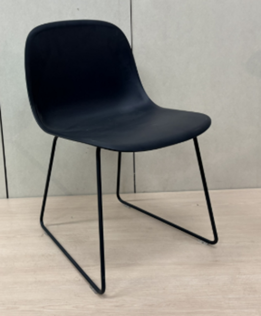 Kunststof Sledestoel Shadow Black - Muuto Fiber Side Chair