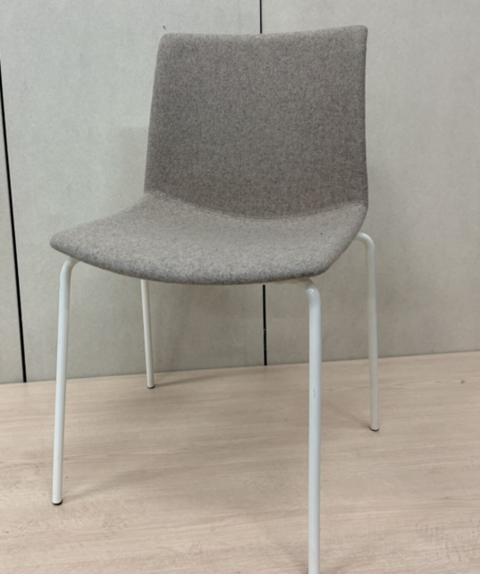Minimal Fabric Side Chair Grijs - Fredericia Pato