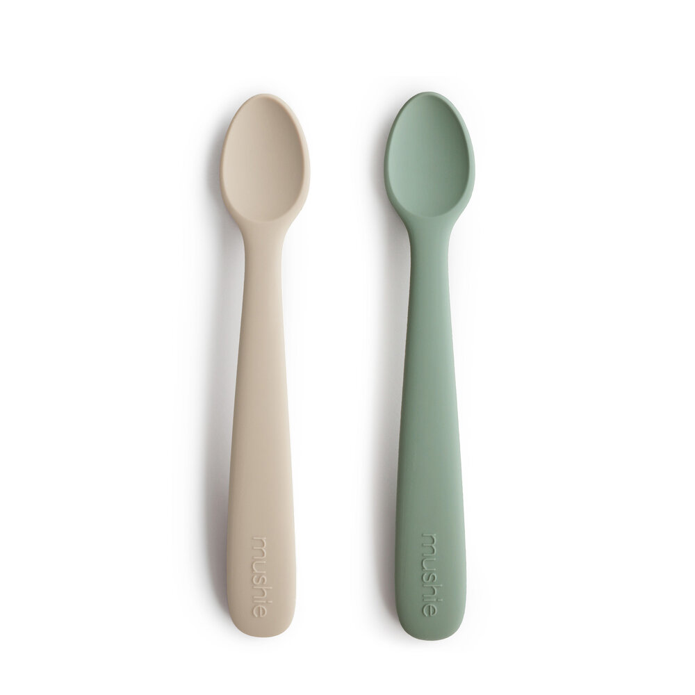 Mushie silicone feeding spoons - cambridge blue / shifting sand Mushie silicone feeding spoons - cambridge blue / shifting sand