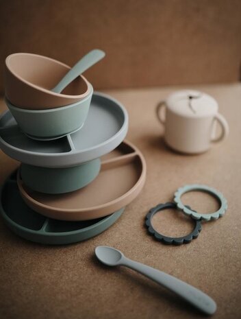 Mushie silicone feeding spoons - cambridge blue / shifting sand Mushie silicone feeding spoons - cambridge blue / shifting sand