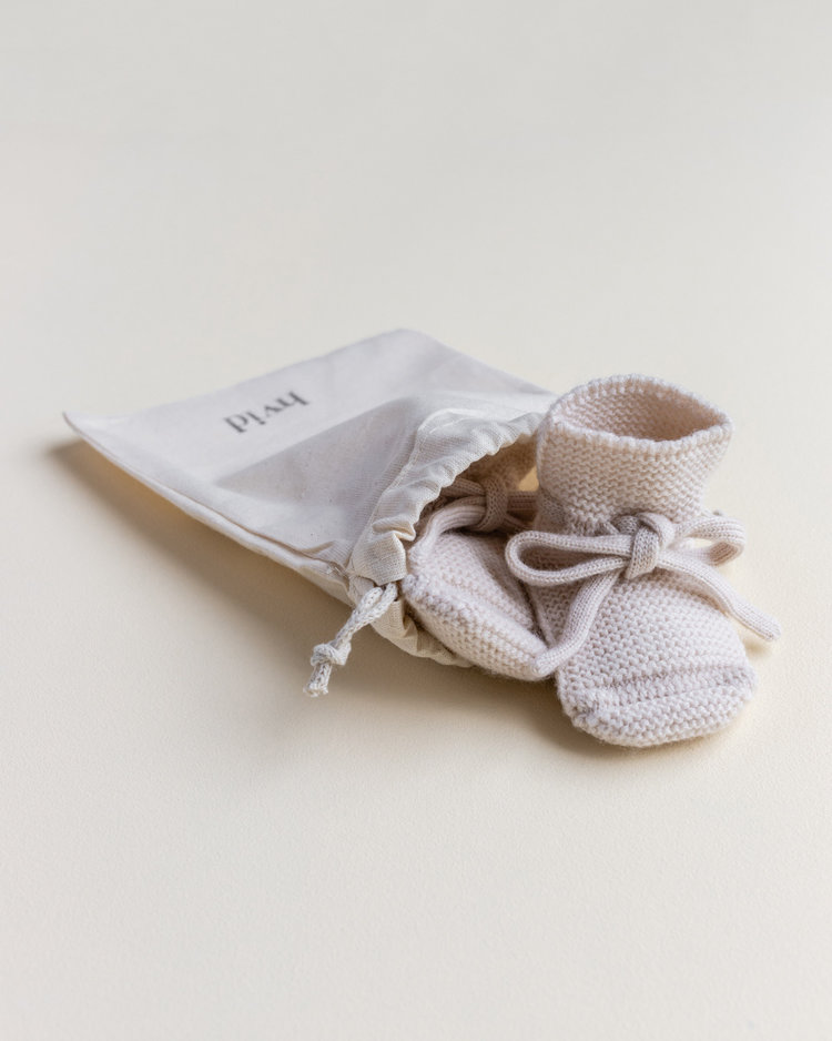Hvid babyslofjes van merinowol crème