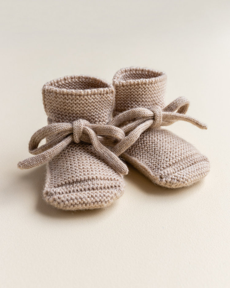 Hvid babyslofjes van merinowol zand