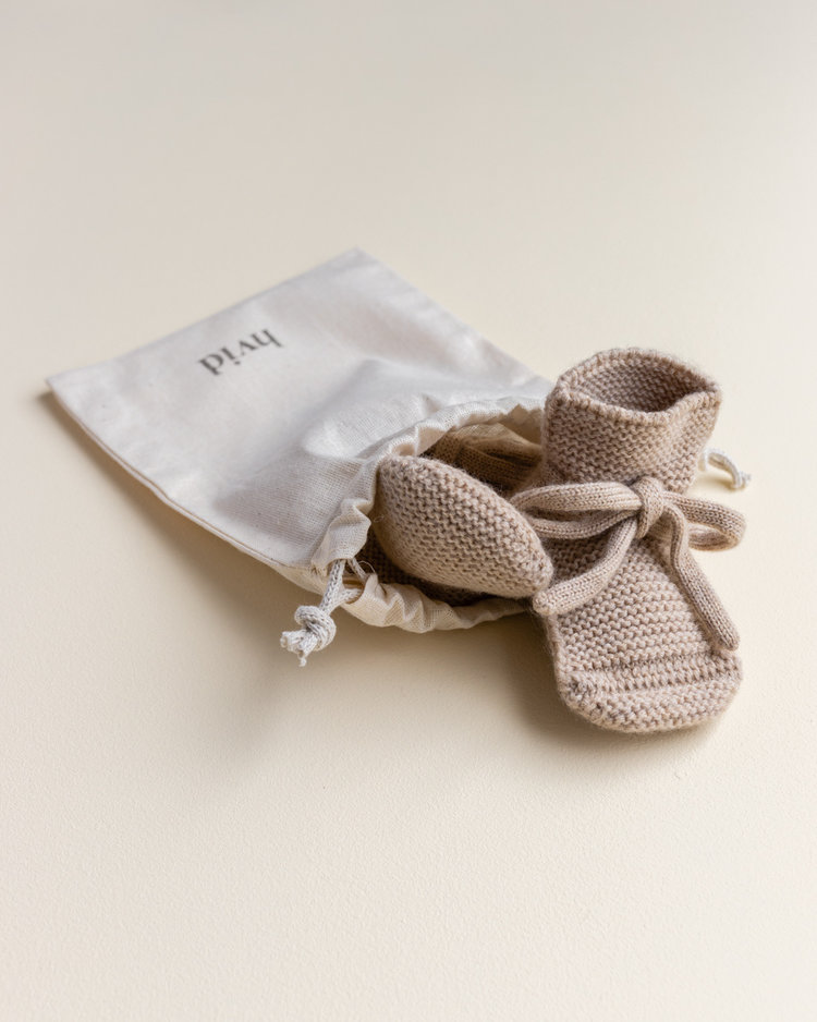 Hvid babyslofjes van merinowol zand