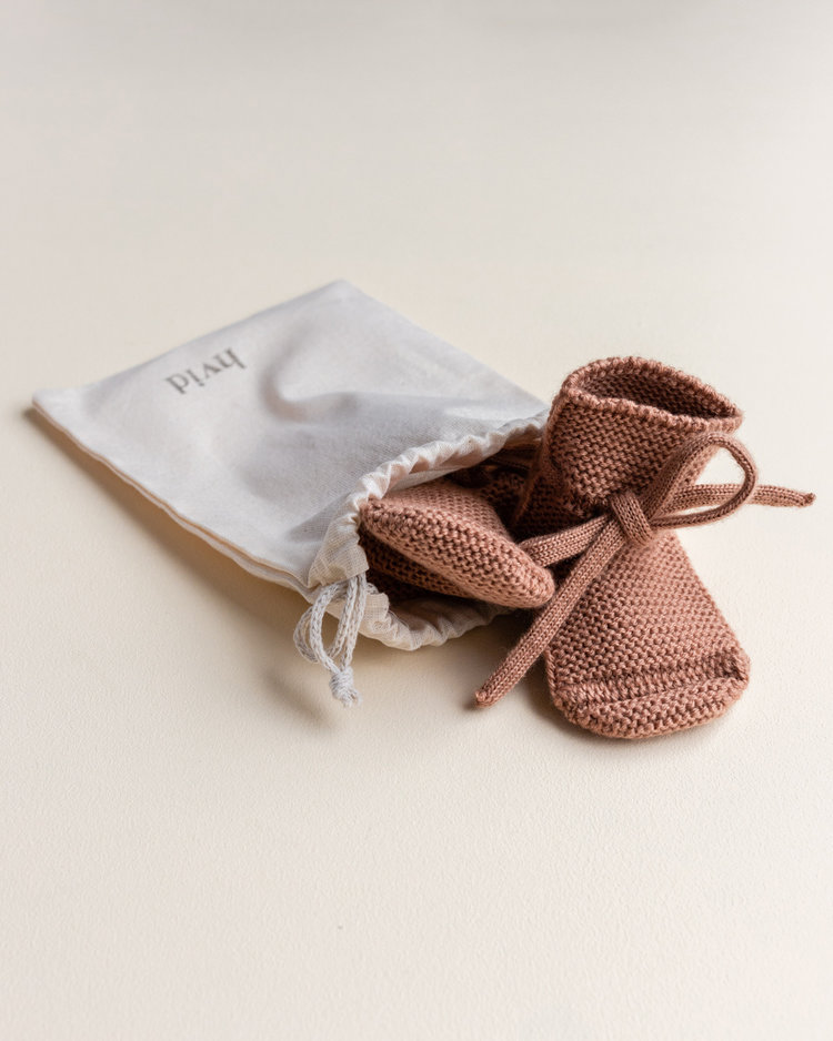Hvid babyslofjes van merinowol terracotta