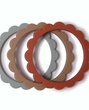 Mushie Flower teething bracelet - cambridge blue/clementine Mushie Flower teething bracelet - cambridge blue/clementine