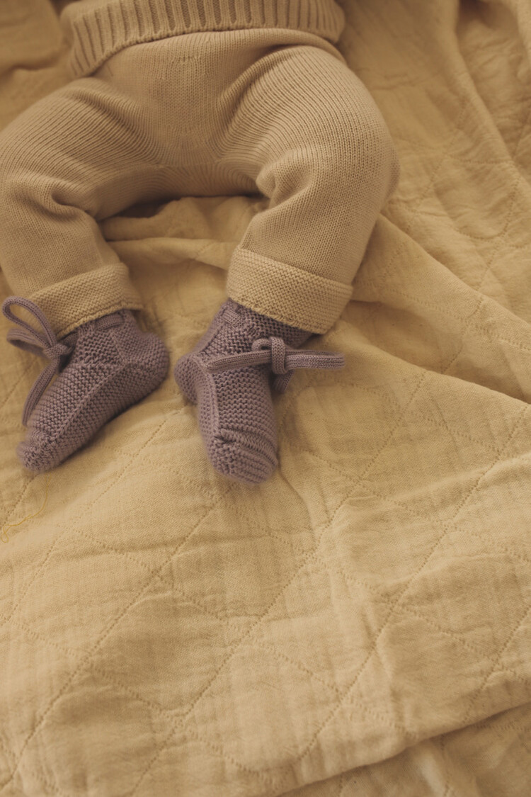 Hvid babyslofjes van merinowol lila
