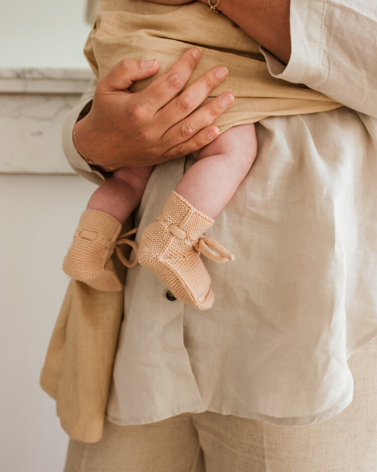 Hvid babyslofjes van merinowol apricot