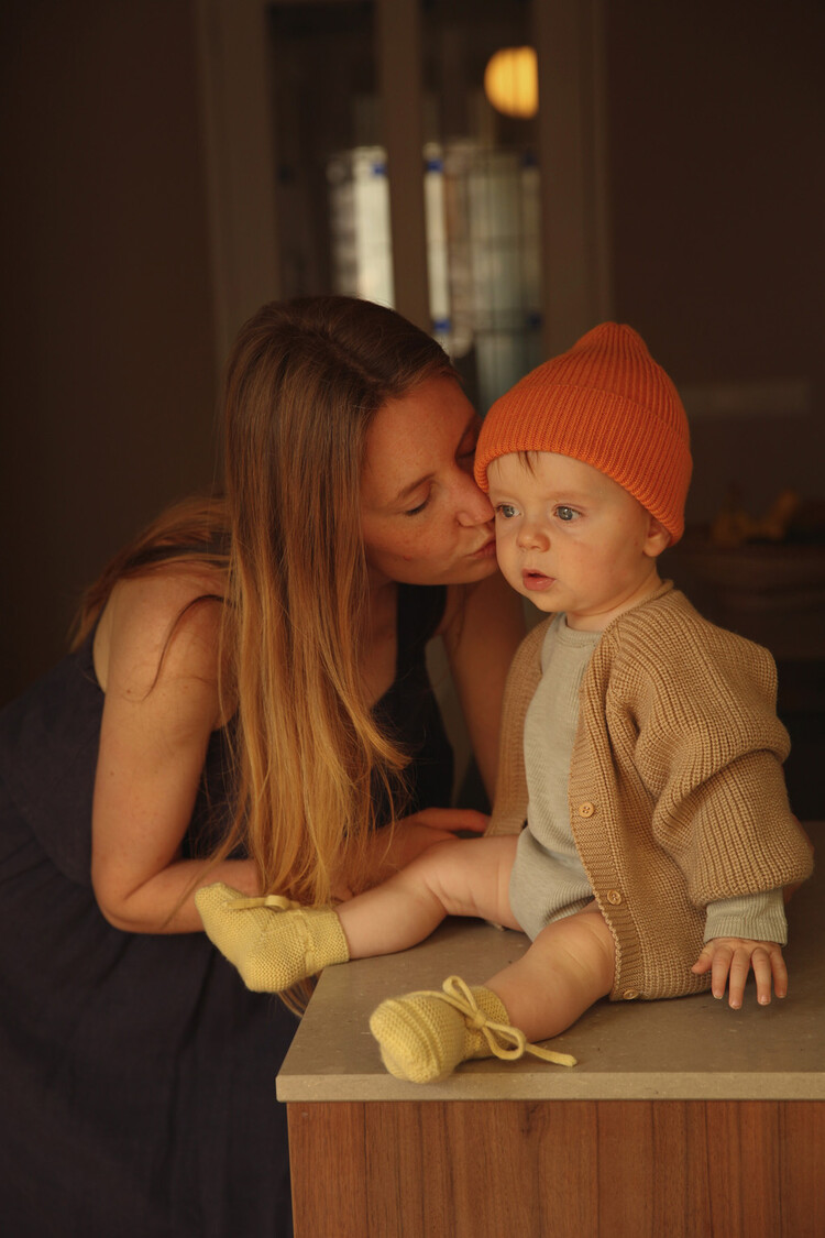 Hvid babyslofjes van merinowol lichtgeel
