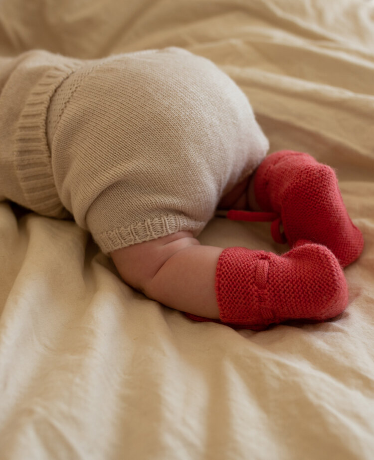 Hvid babyslofjes van merinowol roze