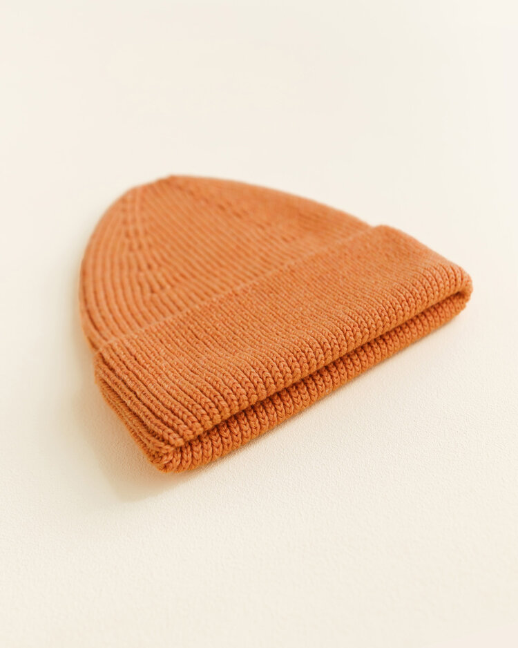 Hvid beanie merinowol oranje