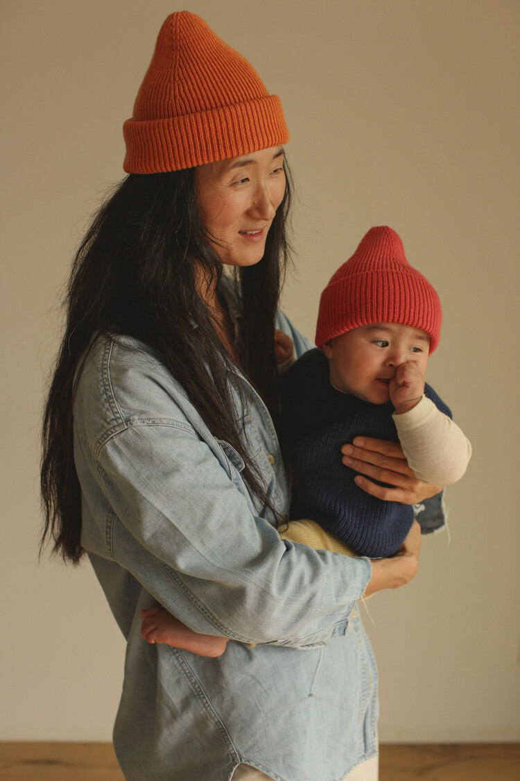 Hvid beanie merinowol oranje