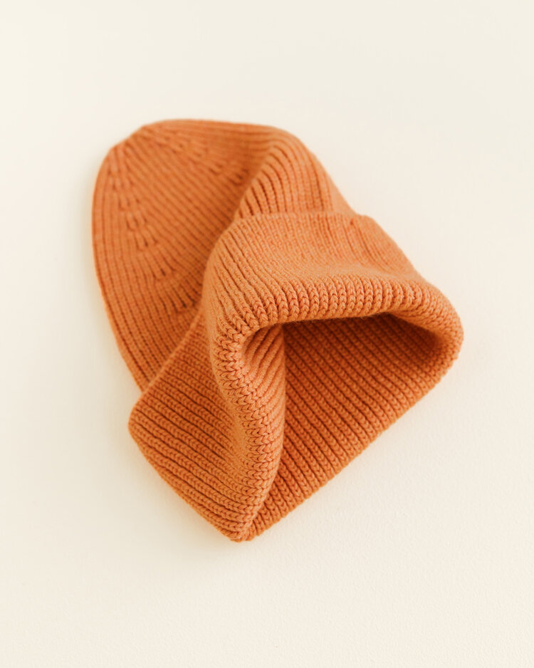 Hvid beanie merinowol oranje