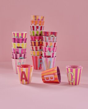 Rice Melamine beker alfabet - STREEP roze kleuren Rice Melamine beker alfabet - STREEP roze kleuren