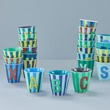 Rice Melamine beker alfabet - STREEP blauwe kleuren Rice Melamine beker alfabet - STREEP blauwe kleuren