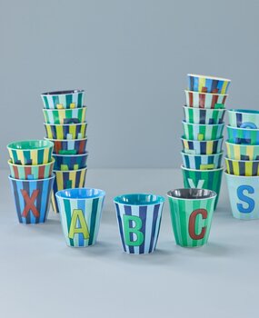 Rice Melamine beker alfabet - STREEP blauwe kleuren Rice Melamine beker alfabet - STREEP blauwe kleuren
