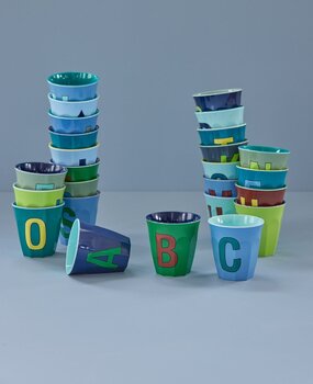 Rice Melamine beker alfabet - blauwe kleuren Rice Melamine beker alfabet - blauwe kleuren