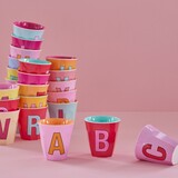 Rice Melamine beker alfabet - roze kleuren Rice Melamine beker alfabet - roze kleuren