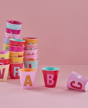 Rice Melamine beker alfabet - roze kleuren Rice Melamine beker alfabet - roze kleuren